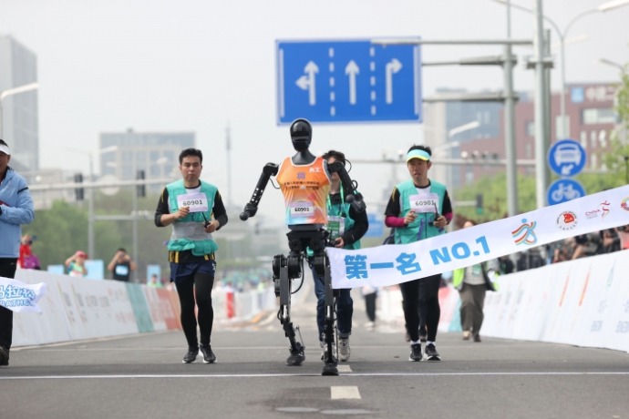 从实验室到马拉松赛道 人形机器人应用性能迎来综合测试